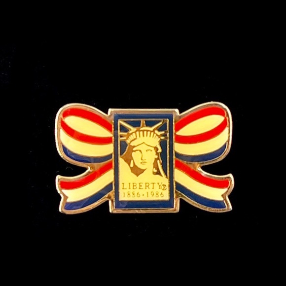 Vintage Avon Statue of Liberty 1886-1986 Centennial 4th of July Pin - Picture 1 of 4